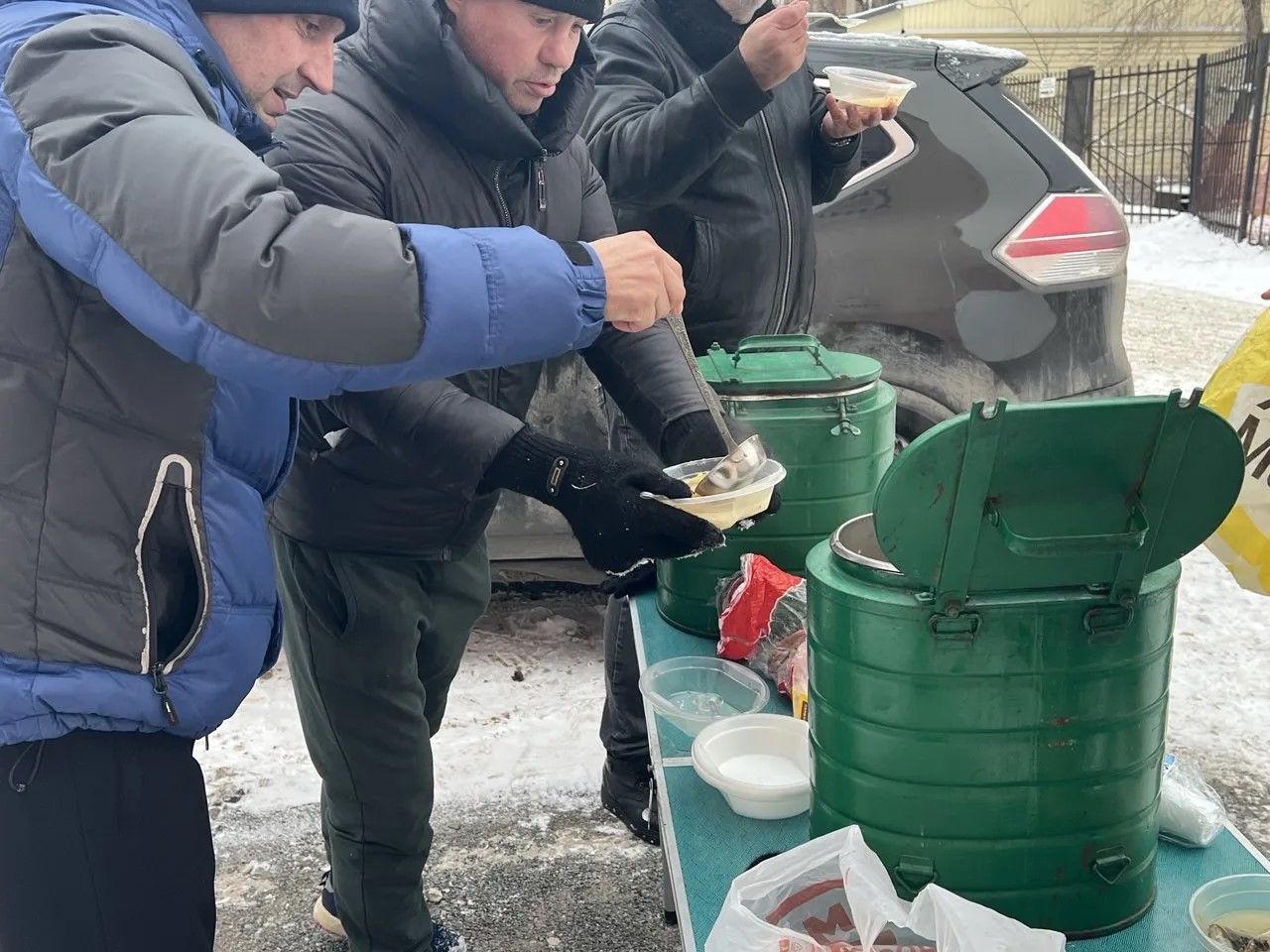 Раздача горячего питания на точке кормления