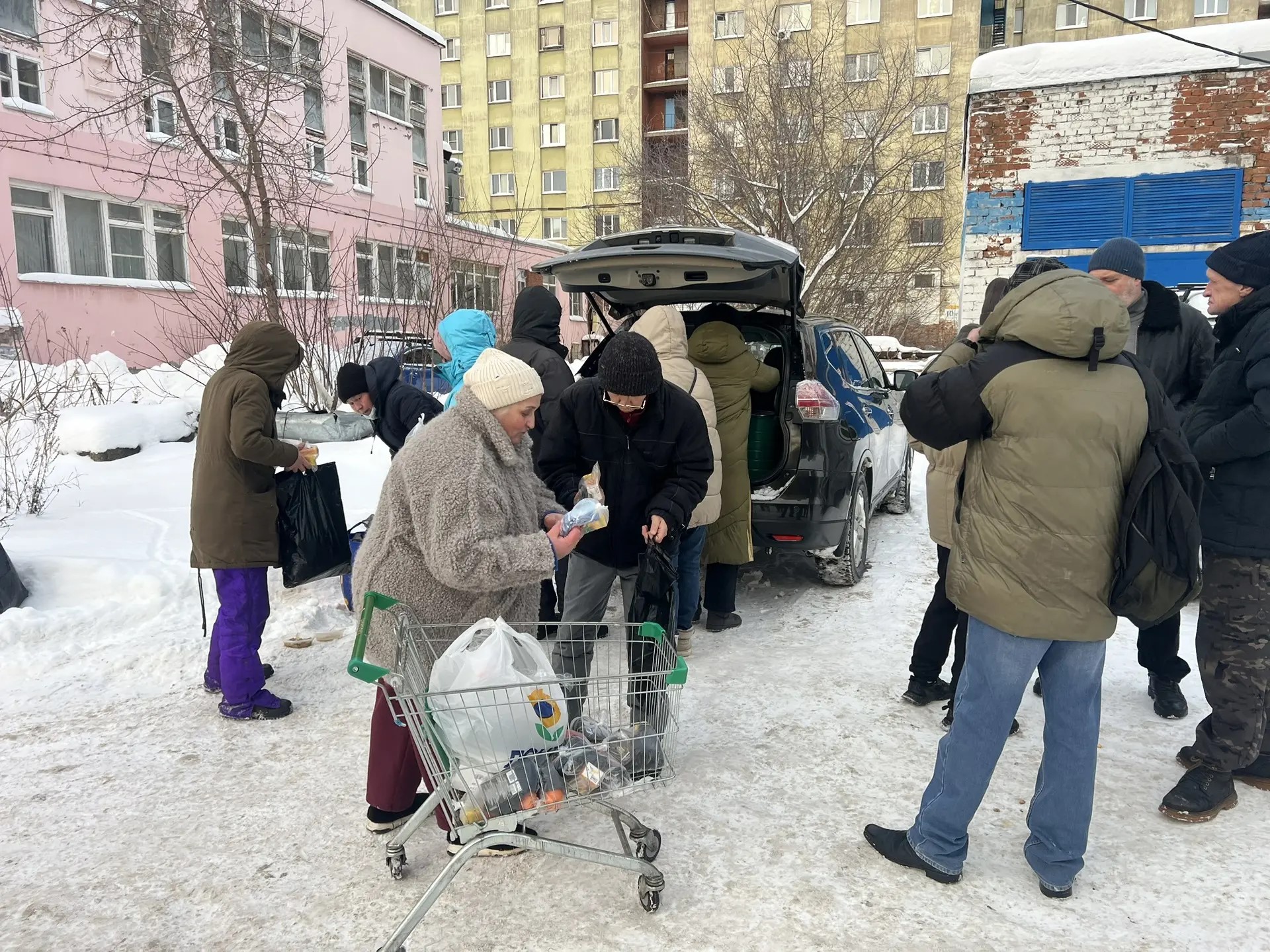 Волонтёры раздают помощь зимой